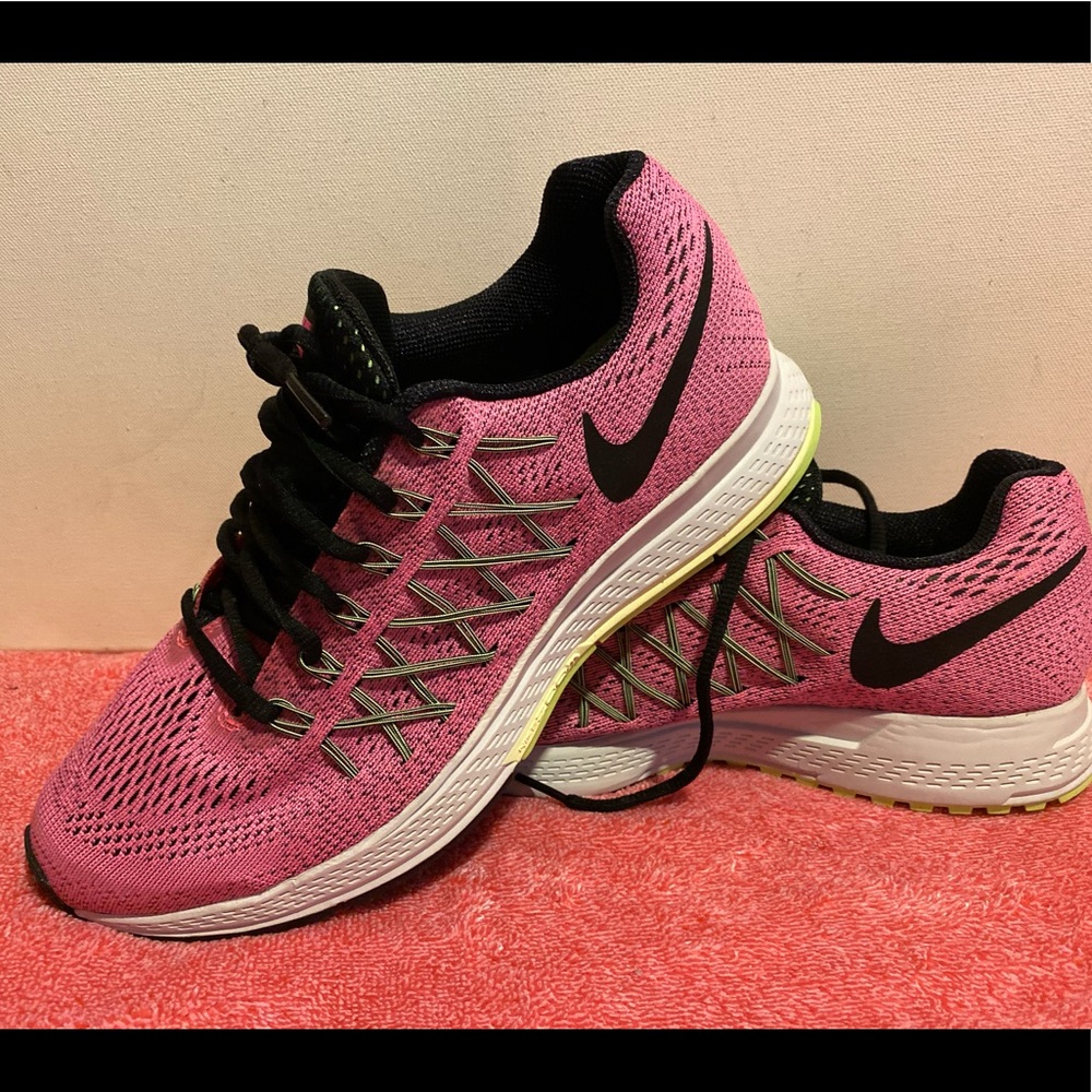 *NEVER WORN* NIKE running shoes